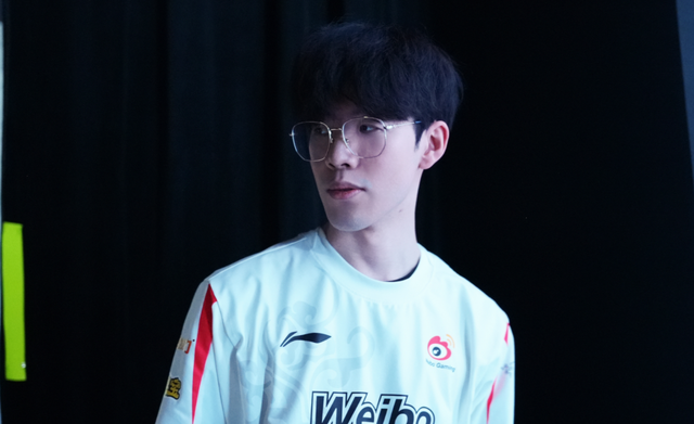转身传球